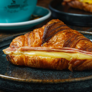Croissant jamón y queso