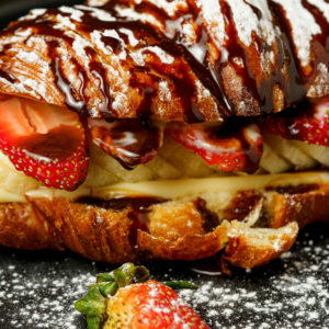 Croissant de banana y fresa