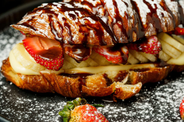 Croissant de banana y fresa