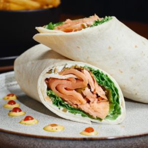 Wrap de Salmón/Incluye Papas fritas
